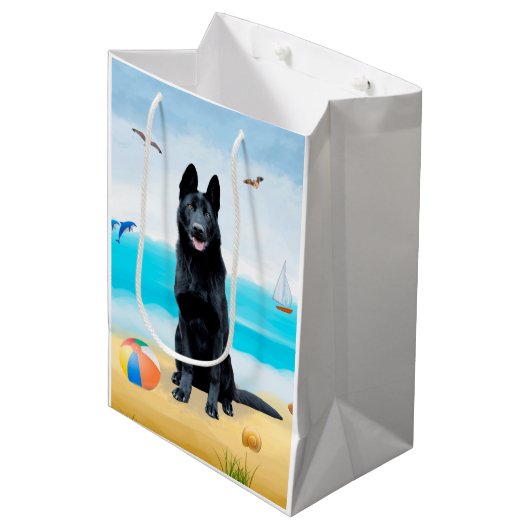 Black German Shepherd Dog on Beach Medium Cadeauzakje (Voorkant Gekanteld)