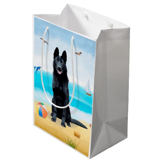 Black German Shepherd Dog on Beach Medium Cadeauzakje (Achterkant Gekanteld)
