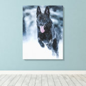 Black German Shepherd in snow Duvet Cover Canvas Afdruk (Insitu (Houten vloer))