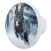 Black German Shepherd in snow Duvet Cover Keramische Knop (Rechts)