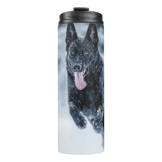 Black German Shepherd in snow Duvet Cover Thermosbeker (Voorkant)