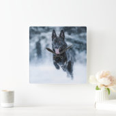 Black German Shepherd in snow Duvet Cover Vierkante Klok (Huis)