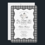 Black Gingham Preppy Ghost Little Boo 2e verjaarda Kaart<br><div class="desc">Een klein boekje wordt twee! Maak je klaar voor een spookachtig feest met ons Schattigee Ghost-themafeestdecor! Dit charmante ontwerp is voorzien van een schattige geest met een pompoen snoepjes mand, tegen een zwarte golvende rand en een preppy gingham achtergrond. Perfect voor een leuke en feestelijke Halloween viering. Laten we spookachtig...</div>