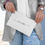 Black Girly Swash Handtekening Naam Etui<br><div class="desc">Creëer uw eigen gepersonaliseerde of monografische print cut en naai make-up tas voor uw bruidsmeisjes. Pas de moderne girly gekrulde swash aan die is bevestigd aan handgeschreven kalligrafiescriptkleur en -grootte indien nodig. Verander de achtergrondkleur of tekstkleuren om aan te sluiten bij uw trouwpalet.</div>