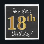 Black, Gold 18th Birthday   Custom Name Servetten<br><div class="desc">Dit eenvoudige papieren servetontwerp heeft een boodschap als "Jennifer’s 18th Birthday!",  met de "18th" met een faux goud-achtige uitstraling,  op een zwart gekleurde achtergrond. De naam kan worden aangepast. Het kan gebruikt worden op een verjaardagsfeestje voor iemand die zijn achttiende verjaardag viert. [~Z0000079]</div>