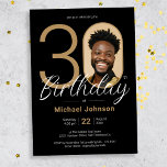 Black Gold 30th Birthday Invitation Kaart<br><div class="desc">30e verjaardag goud zwart eenvoudige elegante foto uitnodiging. Vier uw mijlpaal verjaardag in een strakke, moderne stijl met ons "Minimalist Chic" themaontwerp, waar de eenvoud van minimalistische elegantie samenkomt met de allure van aangepaste fotopersonalisatie. Dankzij dit eenvoudige en chique ontwerp staat uw aangepaste foto centraal, waardoor uw viering uniek voor...</div>
