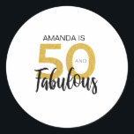Black Gold 50 en Fabulous 50th Birthday Ronde Sticker<br><div class="desc">Modern en elegant ontwerp voor uw speciale 50ste verjaardagsviering of verrassingsfeest voor de speciale persoon in uw leven die zijn vijftigste verjaardag viert. Personaliseer dit met jouw naam of de naam van de vijftigjarige om het uniek en fantastisch te maken. Komt in zwart en goud effect typografie. Perfect voor moeder,...</div>