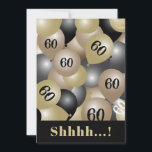 Black Gold 60th Birthday Ballonuitnodiging Kaart<br><div class="desc">Over de heuvel verrassen zwarte en gouden ballonnen de uitnodiging van het feestje. Leeftijd en de naam van de persoon die wordt geëerd.</div>