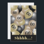 Black Gold 60th Birthday Ballonuitnodiging Kaart<br><div class="desc">Over de heuvel verrassen zwarte en gouden ballonnen de uitnodiging van het feestje. Leeftijd en de naam van de persoon die wordt geëerd.</div>