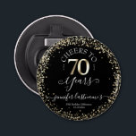 Black & Gold 70th Birthday Script Bottle Open Button Flesopener<br><div class="desc">De mooie faux goudglitter confetti hoogtepunten op de boven- en ondergrens. Alle tekst kan worden aangepast en kan eenvoudig worden gewijzigd voor uw eigen wensen. Geweldige elegante 70e verjaardag sjabloon</div>