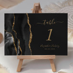Black Gold Agate Dark Wedding Kaart<br><div class="desc">De linkerrand van deze elegante moderne trouwtafel-nummerkaart is voorzien van een zwarte waterverf agate rand die is getrimd met faux goudglitter. De aanpasbare tekst combineert goudkleurige handteksten,  en cursieve en copperplate doopvonten op een off-black achtergrond.</div>