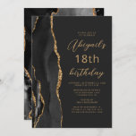 Black Gold Agate Slate Script 18th Birthday Kaart<br><div class="desc">De linkerrand van deze elegante, moderne verjaardagsfeestelijke uitnodiging is voorzien van een zwarte waterverf aan de rand van een donkere, met gouden faux glitter getrimde rand. De aanpasbare tekst combineert een goudkleurig script en maakt serif lettertypen op een zwarte leisteenachtergrond. De achterzijde is voorzien van een bijpassend zwart en goudvormig...</div>