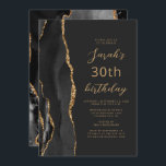 Black Gold Agate Slate Script 30th Birthday Kaart<br><div class="desc">De linkerrand van deze elegante, moderne verjaardagsfeestelijke uitnodiging is voorzien van een zwarte waterverf aan de rand van een donkere, met gouden faux glitter getrimde rand. De aanpasbare tekst combineert een goudkleurig script en maakt serif lettertypen op een zwarte leisteenachtergrond. De achterzijde is voorzien van een bijpassend zwart en goudvormig...</div>