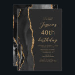 Black Gold Agate Slate Script 40th Birthday Kaart<br><div class="desc">De linkerrand van deze elegante, moderne verjaardagsfeestelijke uitnodiging is voorzien van een zwarte waterverf aan de rand van een donkere, met gouden faux glitter getrimde rand. De aanpasbare tekst combineert een goudkleurig script en maakt serif lettertypen op een zwarte leisteenachtergrond. De achterzijde is voorzien van een bijpassend zwart en goudvormig...</div>