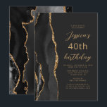 Black Gold Agate Slate Script 40th Birthday Kaart<br><div class="desc">De linkerrand van deze elegante, moderne verjaardagsfeestelijke uitnodiging is voorzien van een zwarte waterverf aan de rand van een donkere, met gouden faux glitter getrimde rand. De aanpasbare tekst combineert een goudkleurig script en maakt serif lettertypen op een zwarte leisteenachtergrond. De achterzijde is voorzien van een bijpassend zwart en goudvormig...</div>