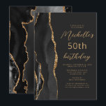 Black Gold Agate Slate Script 50th Birthday Kaart<br><div class="desc">De linkerrand van deze elegante, moderne verjaardagsfeestelijke uitnodiging is voorzien van een zwarte waterverf aan de rand van een donkere, met gouden faux glitter getrimde rand. De aanpasbare tekst combineert een goudkleurig script en maakt serif lettertypen op een zwarte leisteenachtergrond. De achterzijde is voorzien van een bijpassend zwart en goudvormig...</div>