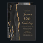 Black Gold Agate Slate Script 60th Birthday Kaart<br><div class="desc">De linkerrand van deze elegante, moderne verjaardagsfeestelijke uitnodiging is voorzien van een zwarte waterverf aan de rand van een donkere, met gouden faux glitter getrimde rand. De aanpasbare tekst combineert een goudkleurig script en maakt serif lettertypen op een zwarte leisteenachtergrond. De achterzijde is voorzien van een bijpassend zwart en goudvormig...</div>