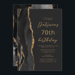 Black Gold Agate Slate Script 70th Birthday Kaart<br><div class="desc">De linkerrand van deze elegante, moderne verjaardagsfeestelijke uitnodiging is voorzien van een zwarte waterverf aan de rand van een donkere, met gouden faux glitter getrimde rand. De aanpasbare tekst combineert een goudkleurig script en maakt serif lettertypen op een zwarte leisteenachtergrond. De achterzijde is voorzien van een bijpassend zwart en goudvormig...</div>