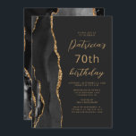 Black Gold Agate Slate Script 70th Birthday Kaart<br><div class="desc">De linkerrand van deze elegante, moderne verjaardagsfeestelijke uitnodiging is voorzien van een zwarte waterverf aan de rand van een donkere, met gouden faux glitter getrimde rand. De aanpasbare tekst combineert een goudkleurig script en maakt serif lettertypen op een zwarte leisteenachtergrond. De achterzijde is voorzien van een bijpassend zwart en goudvormig...</div>