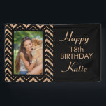 Black Gold Chevron 18th Birthday Party Photo Spandoek<br><div class="desc">Elegant en glamoureus fotobanner op 18-jarige verjaardag met zwarte en gouden glitter chevron. Personaliseer met een foto,  de naam van de gast van eer,  en hun leeftijd.  voor elke leeftijd.</div>