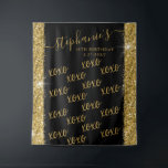 Black Gold Custom Photobooth Selfie Photo Backdrop Wandkleed<br><div class="desc">Zwart en Gold Faux Glitter Foto Backdrop met gewaagde,  moderne luxe en handige glitter border stripe design en elegant kalligraphy signature script monogram,  party event name,  and date with repeating step-and-repeat "XOXO" die achter iedereen in de foto staat.</div>