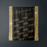 Black Gold Custom Photobooth Selfie Photo Backdrop Wandkleed<br><div class="desc">Zwart en Gold Faux Glitter Foto Backdrop met gewaagde, moderne luxe en handige glitter border stripe design en elegant kalligraphy signature script monogram, party event name, and date with repeating step-and-repeat "XOXO" die achter iedereen in de foto staat.</div>