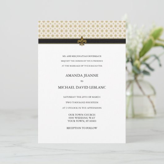 Black Gold Fleur de Lis Pattern Wedding Invitation Kaart (Staand voorkant)
