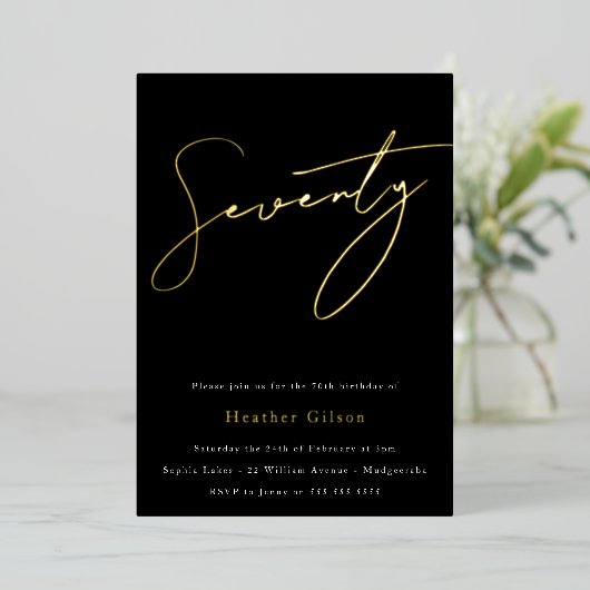 Black & Gold Foil Script 70th Birthday Party Folie Uitnodiging (Staand Voorkant)