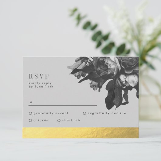 Black Gold Foil Stripe Rose Bouquet Wedding RSVP Kaartje (Staand voorkant)