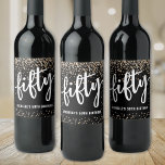 Black Gold Glitter 50th Birthday Wijn Etiket<br><div class="desc">Gepersonaliseerde Vijftig 50ste Verjaardag Wijnfles Etiketten. Deze aangepaste labels zijn voorzien van het woord "Fifty" in het midden in vet schrift, met "Name's 50th Birthday" weergegeven aan de onderkant in een schoon sans serif lettertype. Ontworpen in een eenvoudig zwart-wit thema, de minimalistische stijl houdt de focus op de mijlpaal, terwijl...</div>