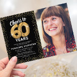 Black Gold Glitter 60th Birthday Foto Kaart<br><div class="desc">Elegant 60ste verjaardagsfeest met een stijlvolle zwarte achtergrond die in elke kleur kan worden veranderd,  een foto van het verjaardagsmeisje/jongen,  goudglitter,  zestig gouden helliumballonnen en een moderne 60ste verjaardagstekst-sjabloon die gemakkelijk te personaliseren is.</div>