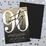 Black Gold Glitter 90th Birthday Kaart<br><div class="desc">Moderne Gradient Glitter 90e verjaardagsfeest uitnodiging. Vier negentig in stijl met dit gedurfde en chique ontwerp. De bovenste helft is voorzien van een grote witte "90" met een sassy handgeschreven zwarte script "Ninety" gelaagd over het, opvallen tegen een faux gouden glitter achtergrond die vervaagt in een slanke zwarte gradiënt. Het...</div>