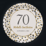 Black Gold Glitter Confetti 70th Birthday Papieren Bordje<br><div class="desc">Elegant zwart en goudglitter borden van het 70e verjaardagsfeestje op maat van jouw naam,  leeftijd en feestdatum. Alle tekst kan worden aangepast zodat u deze papieren borden kunt ontwerpen voor elke leeftijd wanneer u de ontwerpgereedschappen van Zazzle gebruikt.</div>