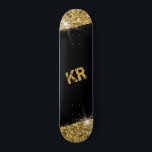 Black Gold Glitter Girly Monogram Persoonlijk Skateboard<br><div class="desc">Zwart en Gold Glitter Speciaal Skateboard met twee op maat gemaakte monogram-initialen,  met een vetgedrukte,  gladde,  opgerold kunstwerk met glittery die ideaal is als een wanddecoratie,  keepomwille of een korrelig skateboard voor gebruik in het park.</div>