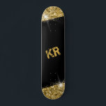 Black Gold Glitter Girly Monogram Persoonlijk Skateboard<br><div class="desc">Zwart en Gold Glitter Speciaal Skateboard met twee op maat gemaakte monogram-initialen,  met een vetgedrukte,  gladde,  opgerold kunstwerk met glittery die ideaal is als een wanddecoratie,  keepomwille of een korrelig skateboard voor gebruik in het park.</div>