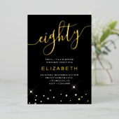 Black & Gold Glitter Script 80ste verjaardagsfeest Folie Uitnodiging (Staand Voorkant)