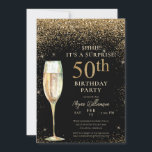 Black Gold Glitter Surprise 50th Birthday Party Kaart<br><div class="desc">Dit elegante ontwerp kenmerkt een zwarte achtergrond,  gouden glitter,  champagneglas,  en het schrijven van het douanemanuscript. Wat een mooie manier om je gasten uit te nodigen voor deze speciale gelegenheid.</div>