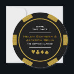 Black Gold Las Vegas Poker Chip Save the Date<br><div class="desc">Duw uw uw gasten door hen deze zwarte,  gouden,  en witte pokerchip te verzenden sparen de datumuitnodigingskaarten. Ze wachten vol ongeduld op de officiële uitnodiging voor deze leuke bruiloft.</div>