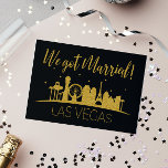 Black Gold Las Vegas Wedding Elopement Reception Kaart<br><div class="desc">Verraadd je vrienden en familie door hen deze zwarte en gouden Las Vegas huwelijksaankondigingen en/of feestuitnodigingen te sturen. Ze wachten vol ongeduld om bij je te zijn op deze leuke huwelijksfeest!</div>