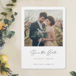 Black Gold Minimalist Modern Photo Save the Date<br><div class="desc">Deze eenvoudige, moderne fotobruiloft met de date flat card heeft een schoon, vers minimalistisch ontwerp. De voorzijde is voorzien van een levendig modern Save the Date-tekst in het zwart onder uw foto, uw voornamen in een elegante gouden toon genaamd California Gold en de datum- en trouwlocatie eronder. Dit "sparen het...</div>