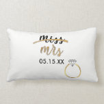 Black & Gold Miss Name Date Lumbar Pillow Kussen<br><div class="desc">Is dat niet schattig! Supertrendy zwarte, witte en faux gouden folie omkeerbare lendenkussen met 'mis' en 'mrs' in een schattig handgeschreven script lettertype, met 'mis' door een faux gouden foliesleep, en faux gouden foliedichting rechts onderaan. In tussen is een tekstvakje voor u om aan te passen: Denk aan uw trouwdatum,...</div>