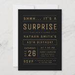 Black Gold Modern Typografie Surprise Birthday Kaart<br><div class="desc">Moderne en minimale typografie met een leuke verrassingsuitnodiging voor volwassenen in zwarte en goudkleur,  geweldig voor 21,  30,  40,  50,  60,  70,  80,  90 of een ander feestdag,  verrassingsfeest of een andere gelegenheid! Pas het aan met je eigen tekst en partijgegevens.</div>