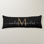 Black Gold Monogram Script Pas getrouwd Jubileum Lichaamskussen<br><div class="desc">Simple Black Gold Monogram Script Pas getrouwd Couple Weddenschap Jubileum Pillow</div>