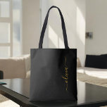 Black Gold Name White Girly Script Monogram Modern Tote Bag<br><div class="desc">Zwart en goudlegant Voeg je eigen monogram boekzak toe. Deze Book Bag kan worden aangepast om uw initiaal en voornaam op te nemen en wordt gegeven als cadeau voor Kerstmis,  Sweet 16 Birthday,  Vrijgezellenfeest of een bruiloft.</div>