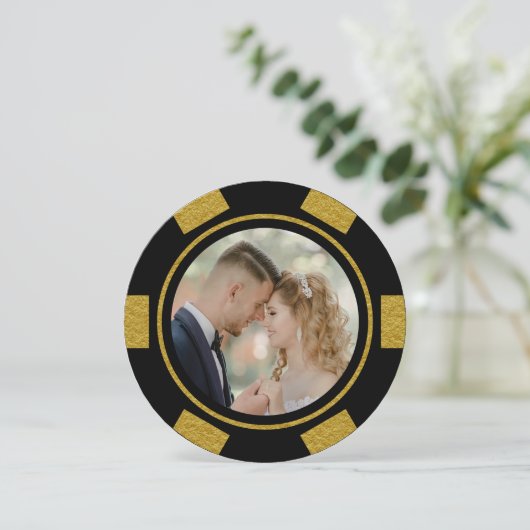 Black Gold Poker Chip Wedding Eloped Party Kaart (Staand voorkant)