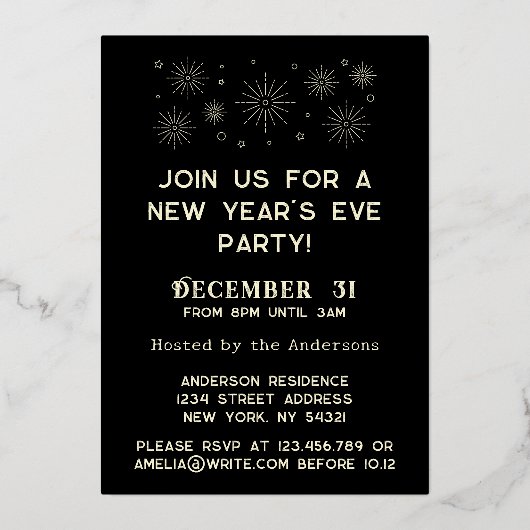 Black Gold Retro Typografie Nieuwjaar Eve Party Folie Uitnodiging (Achterkant)