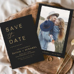 Black Gold Save the Date Photo Minimalist Elegant<br><div class="desc">Black and Gold Wedding Save the Date Cards met een foto aan de voorkant. Sparen de kaarten van de Datum bevatten een moderne hand geschreven kromme manuscripttypografie die elegant,  eenvoudig en modern zijn om na u minimalistische eenvoudige trouwdag te gebruiken viering.</div>