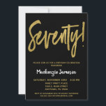 Black Gold Script 70th Birthday Party Invitation Kaart<br><div class="desc">Een elegante,  eenvoudige maar opvallend zwarte en gouden uitnodiging voor het 70ste verjaardagsfeest. De het manuscripttekst van Glam bij de bovenkant en gouden hieronder tekst met de naam in stand-out wit</div>