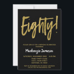 Black Gold Script 80th Birthday Party Invitation Kaart<br><div class="desc">Een elegante,  eenvoudige maar opvallend zwarte en gouden uitnodiging voor het 80ste verjaardagsfeest. De het manuscripttekst van Glam bij de bovenkant en gouden hieronder tekst met de naam in stand-out wit</div>