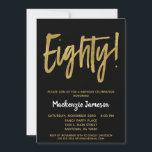 Black Gold Script 80th Birthday Party Invitation Kaart<br><div class="desc">Een elegante,  eenvoudige maar opvallend zwarte en gouden uitnodiging voor het 80ste verjaardagsfeest. De het manuscripttekst van Glam bij de bovenkant en gouden hieronder tekst met de naam in stand-out wit</div>